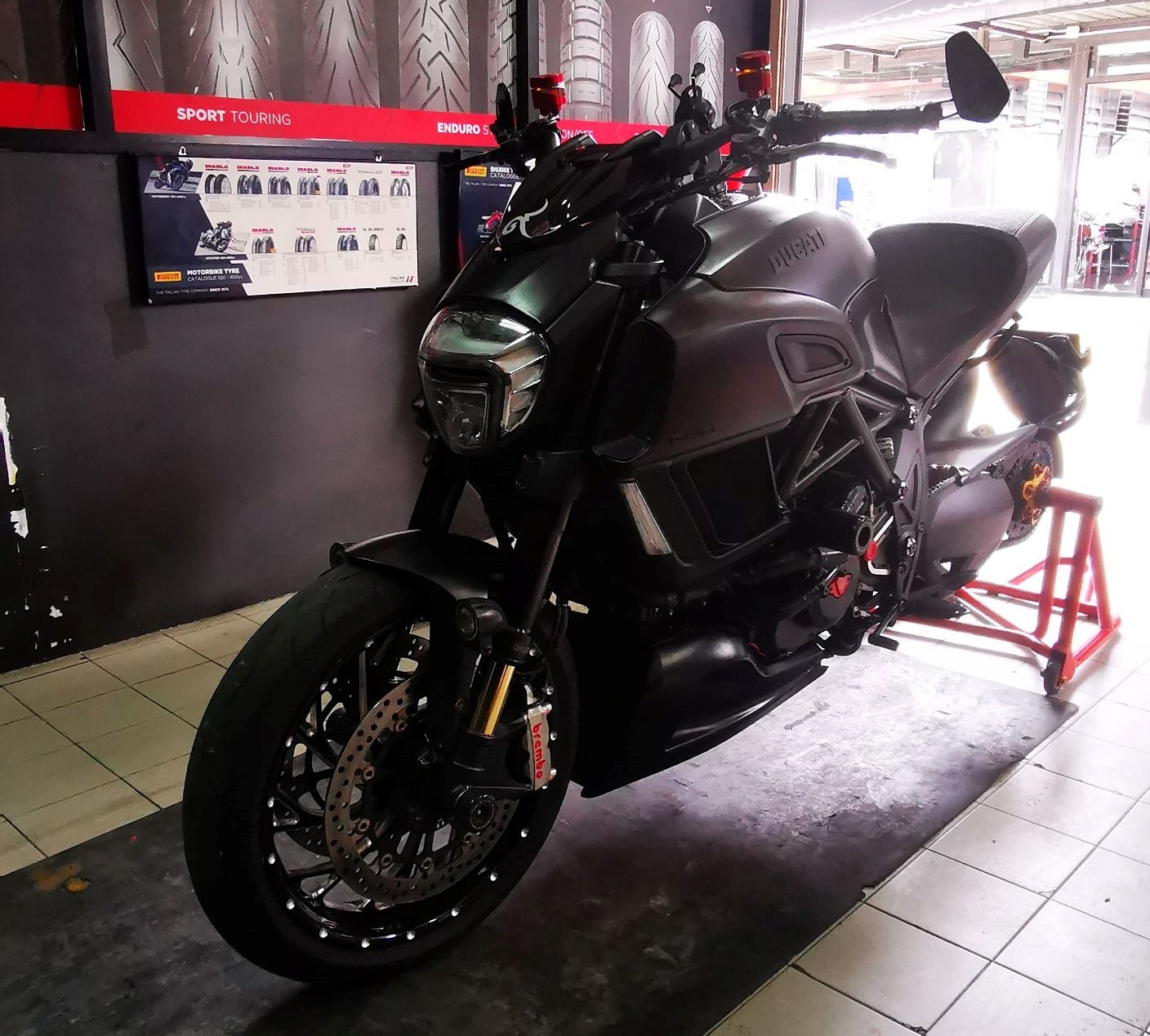 บ่ายนี้ยักใหญ่ มาเปลี่ยนรองเท้าซักหน่อย