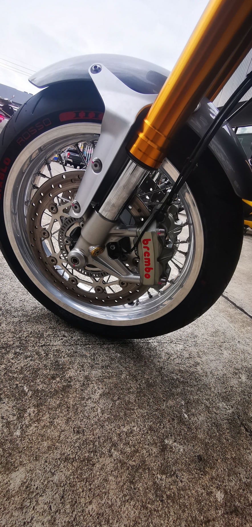 Triumph Thruxton R กับ ยาง Pirelli Rosso lll คือดีมากได้อารมณ์สปอร์ต พร้อมสมรรถนะ สปอร์ต ที่แท้ทรู