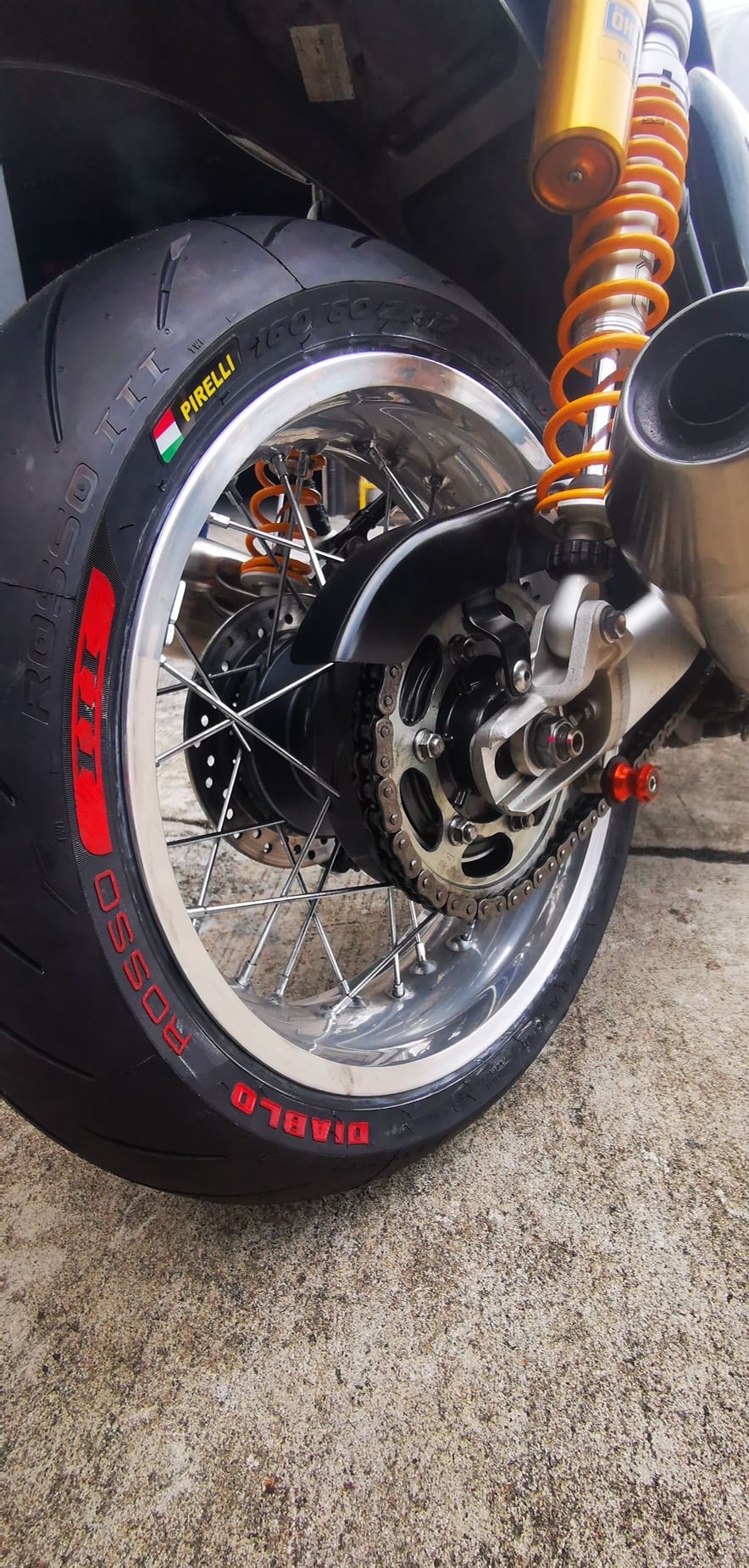 Triumph Thruxton R กับ ยาง Pirelli Rosso lll คือดีมากได้อารมณ์สปอร์ต พร้อมสมรรถนะ สปอร์ต ที่แท้ทรู