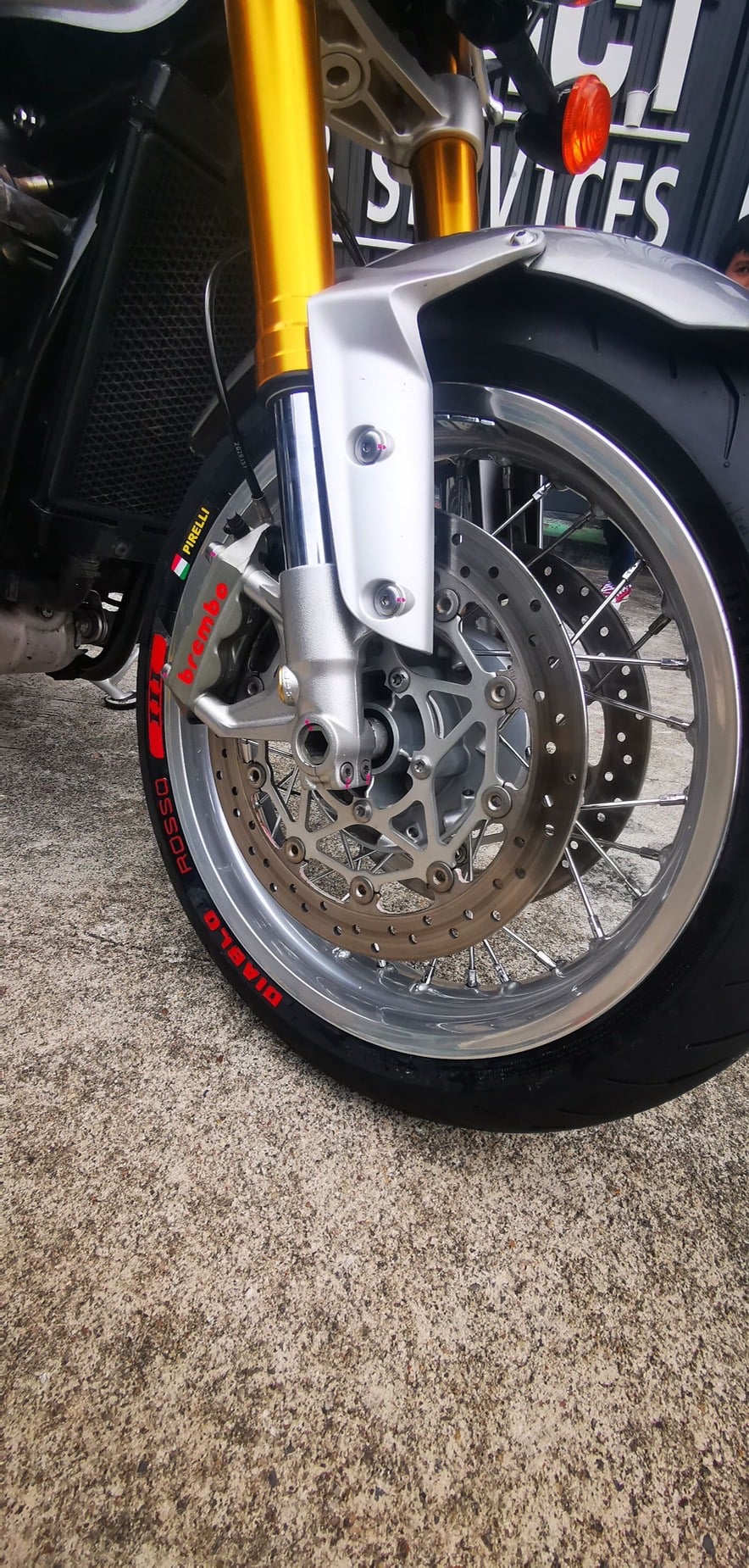 Triumph Thruxton R กับ ยาง Pirelli Rosso lll คือดีมากได้อารมณ์สปอร์ต พร้อมสมรรถนะ สปอร์ต ที่แท้ทรู