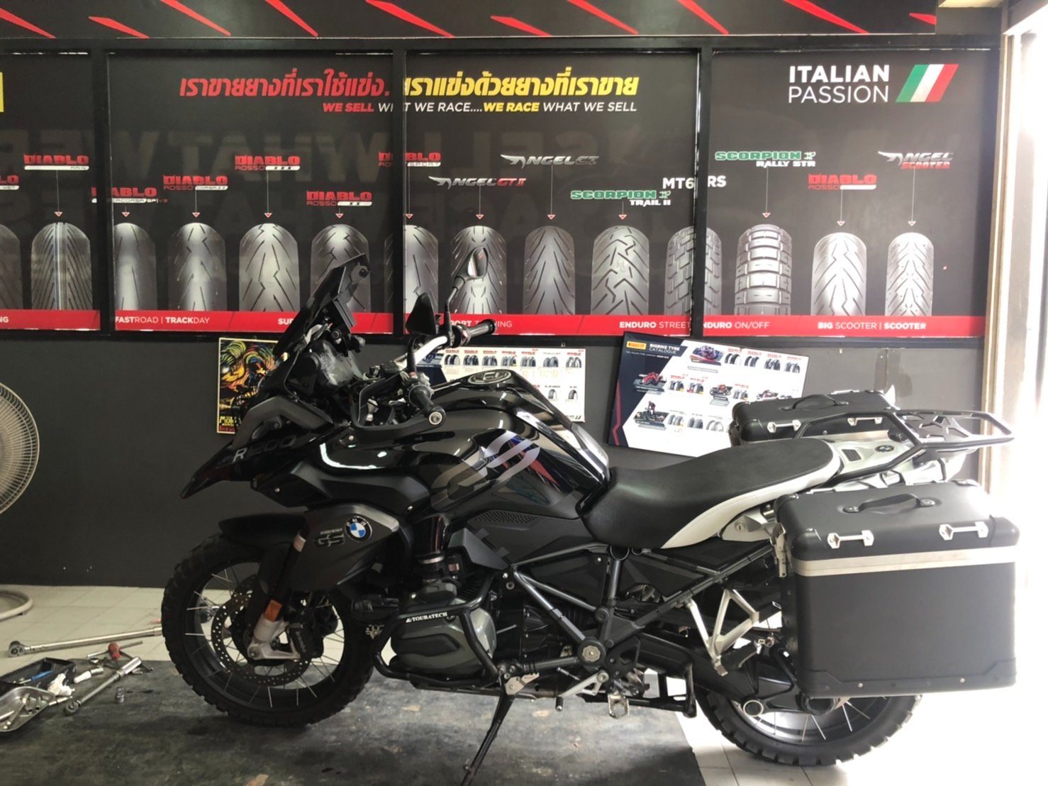 Bmw GS R1200 กับวันที่ฝนตกเช้านี้ครับ ขอบคุณมากนะค้าบบบบ