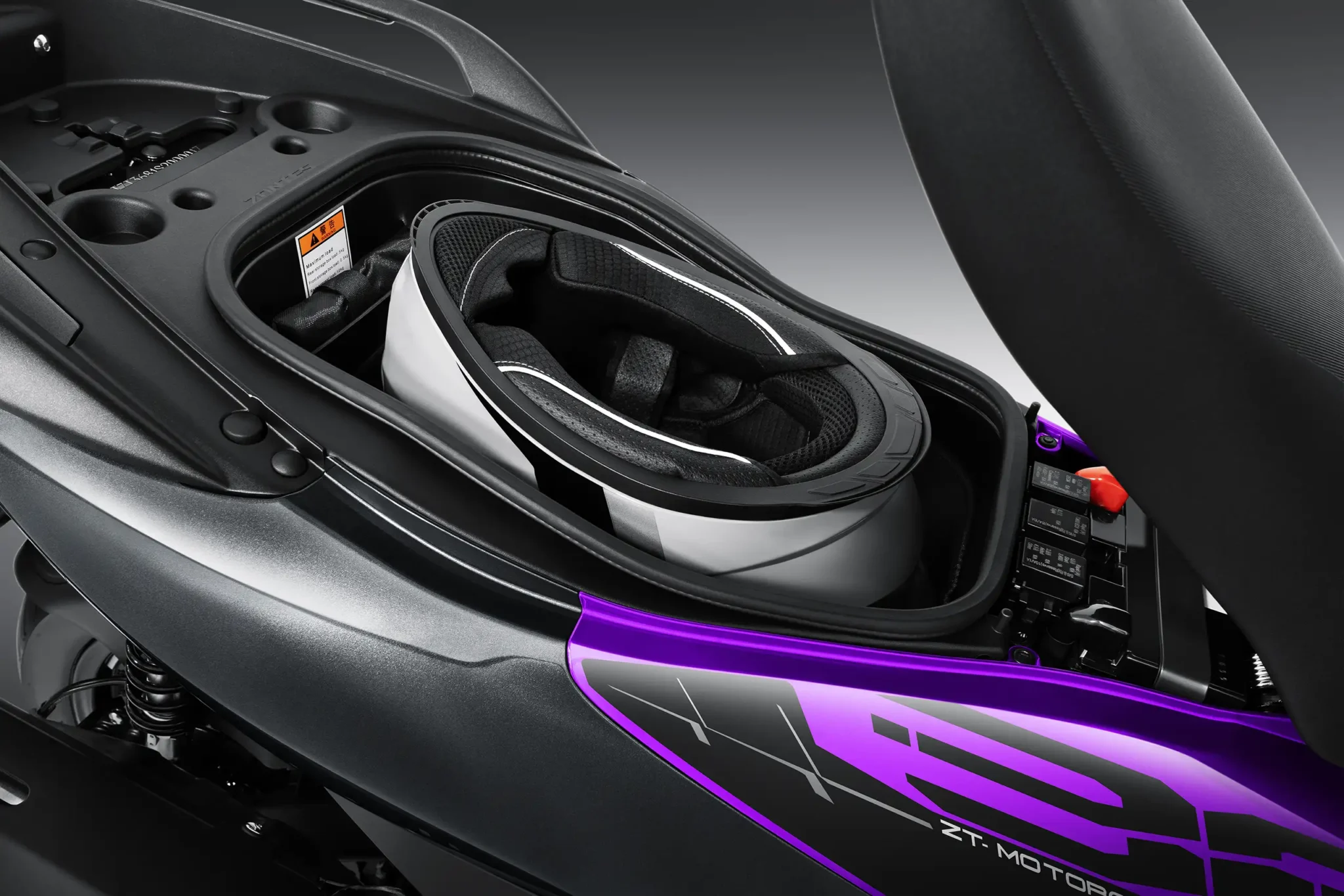 Rear storage box able to accommodate the full face helmet Rear storage box able to accommodate the full face helmet